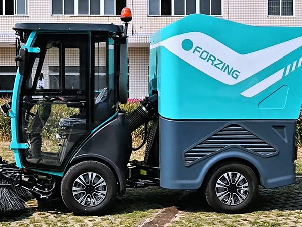 工廠內(nèi)的狹窄過道、廠區(qū)內(nèi)的綠道，純電動掃路機都能輕松清掃